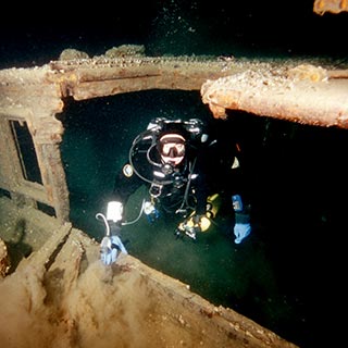 technical wreck penetration diver