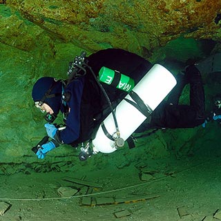 tn-overhead-cave-diver.jpg